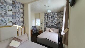 Habitación cuádruple clásica | Sábanas de algodón egipcio, ropa de cama de alta calidad, wifi gratis