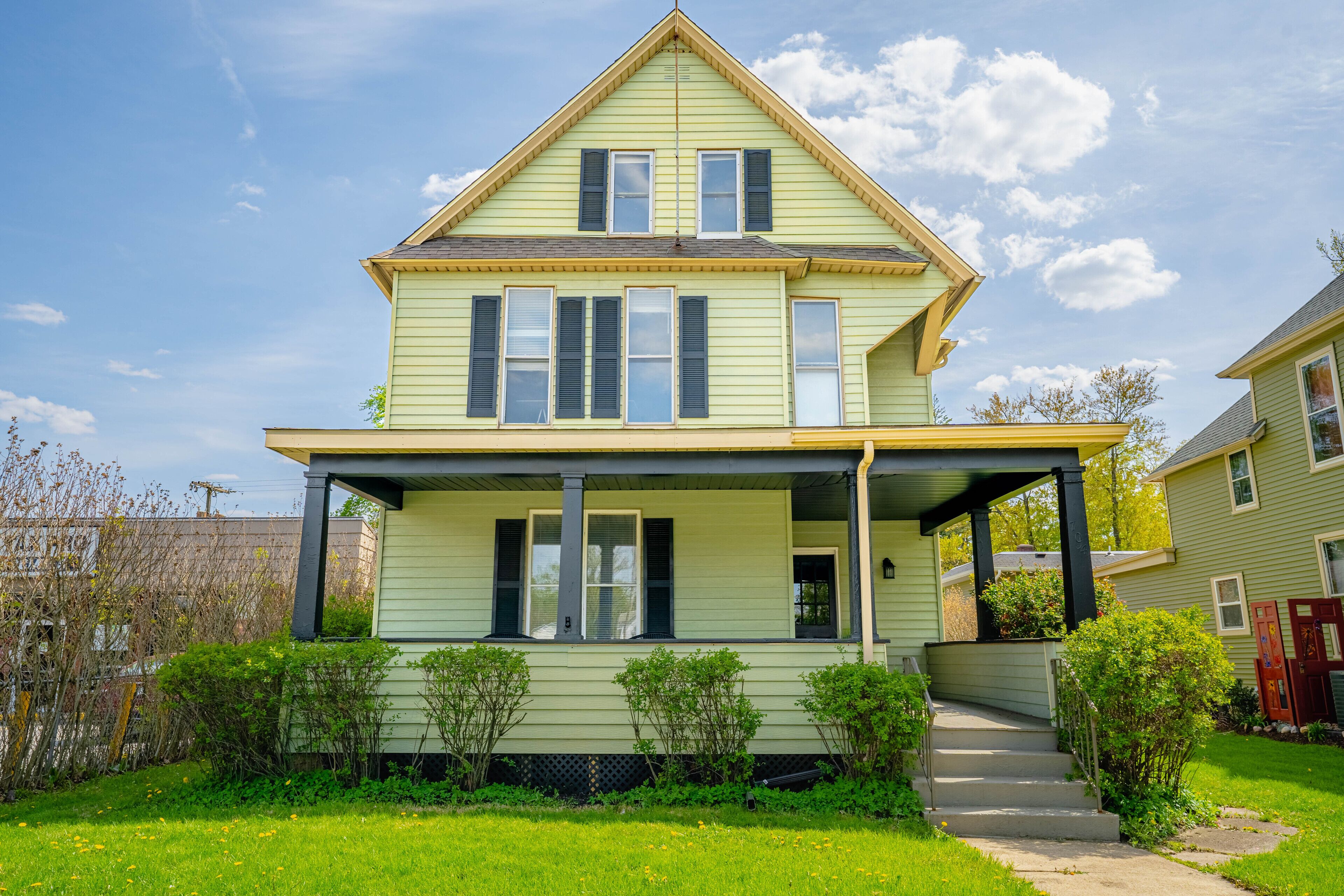 Remodeled Duplex in Downtown Valparaiso!