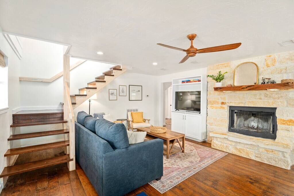 TV, caminetto, studio