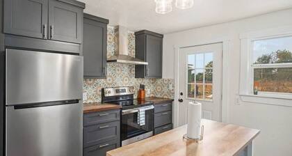 Das Grun Haus With Private Hot Tub!