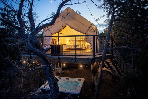 Treehouse Glamping at Pecan Haven! Private HotTub!