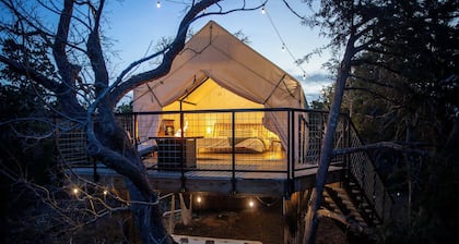 Treehouse Glamping at Pecan Haven! Private HotTub!