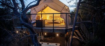 Treehouse Glamping at Pecan Haven! Private HotTub!