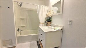 Haartrockner, Handtücher, Seife, Shampoo