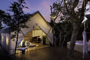 Property grounds - Oak Retreat Glamping With Private Hot tub! (Fredericksburg)
