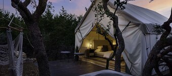 Oak Retreat Glamping With Private Hot tub!