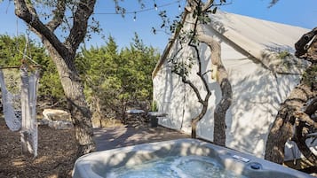 Outdoor spa tub