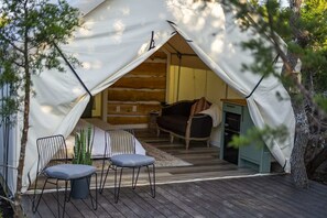 Terrace/patio - Oak Retreat Glamping With Private Hot tub! (Fredericksburg)