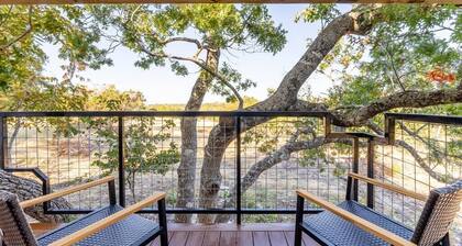 Walnut Horizon Tiny Home With Private Hot Tub!