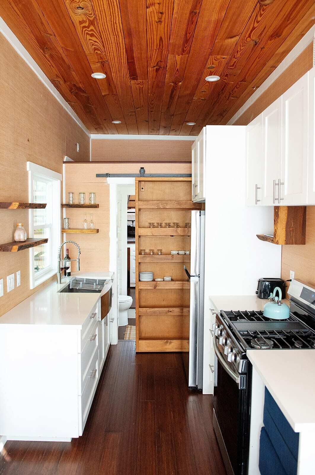 Wasserkocher mit Kaffee-/Teezubehör, Kühlschrank, Ofen, Herdplatte