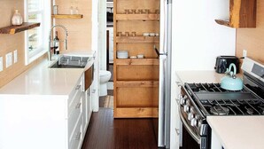 Une cuisine moderne avec des meubles en bois, un îlot central et une cuisinière intégrée.