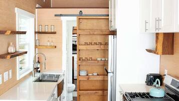 Wasserkocher mit Kaffee-/Teezubehör, Kühlschrank, Ofen, Herdplatte