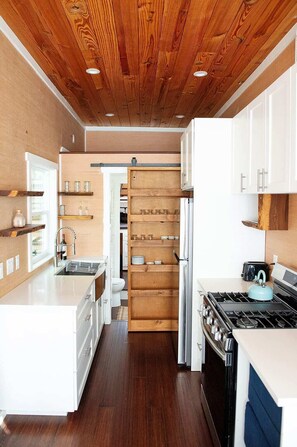 Frigorífico, horno, placa de cocina y cafetera o tetera