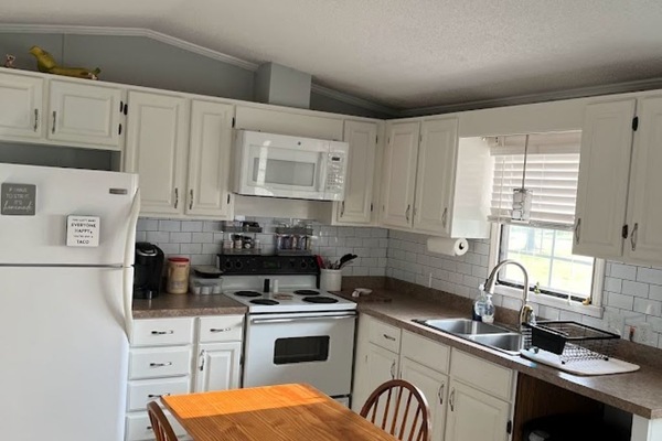 Frigorífico, microondas, horno y placa de cocina