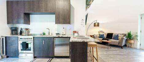 Jääkaappi, mikroaaltouuni, uuni, liesi