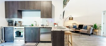 Restored Grain Bin with Hot Tub, King Bed, Vending Machine. Dog-friendly!