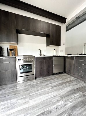 雪櫃、微波爐、焗爐、爐具