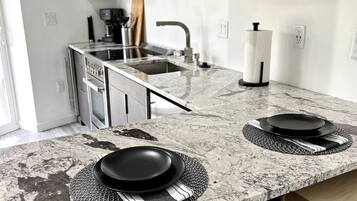 Køleskab, mikrobølgeovn, ovn, kogeplade