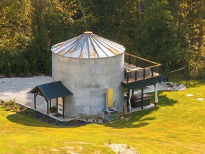 Property grounds - Restored Grain Bin with Hot Tub, King Bed, Vending Machine. Dog-friendly! (Rockbridge)