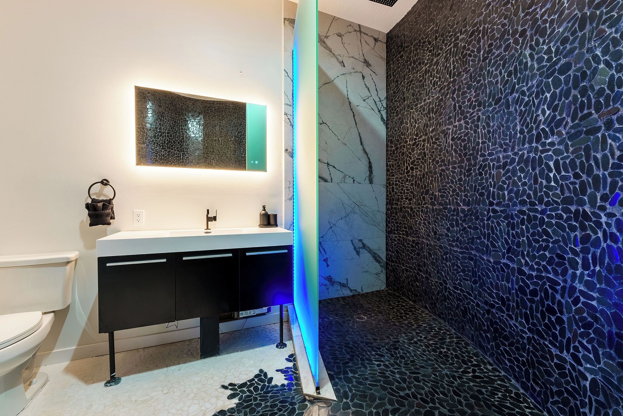 Dusch, hårtork, handdukar och toalettpapper