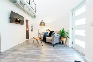 Smart TV, DVD player, video library, stereo - Restored Grain Bin with Hot Tub, King Bed, Vending Machine. Dog-friendly! (Rockbridge)