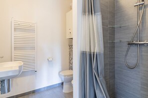 Shower, hair dryer, bidet, towels - GuestHost - Museo Fattori Roomy Apartment with Balcony! (Livorno)