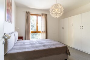 2 bedrooms, desk, iron/ironing board, internet