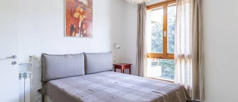 2 bedrooms, desk, iron/ironing board, Internet