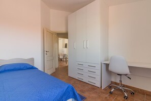 2 bedrooms, iron/ironing board, Internet, bed sheets