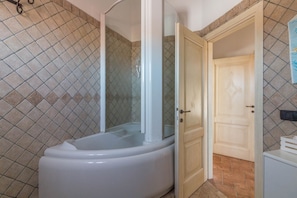 Duschwanne, Haartrockner, Bidet, Handtücher