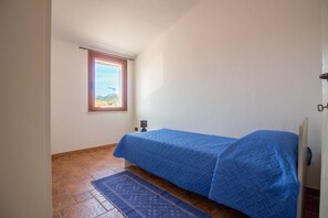 2 habitaciones, escritorio, tabla de planchar con plancha y internet
