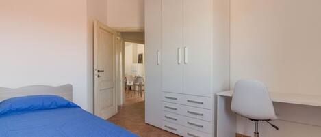 2 habitaciones, escritorio, tabla de planchar con plancha y internet