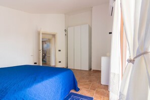2 bedrooms, desk, iron/ironing board, Internet