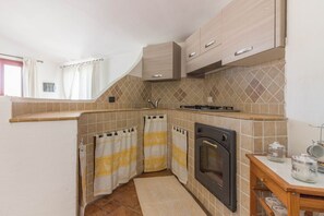 Refrigerador, horno, parrilla de estufa y tetera eléctrica
