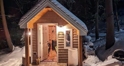 Beautiful Lakeside Chalet in the White Mountains. Newly Constructed, 2023.