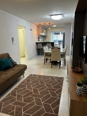 Apartamento design, vista para o mar | Área de estar | Smart TV 32 polegadas com canais digitais, TV, Netflix