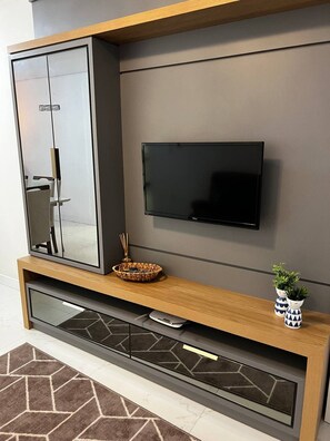 Apartamento design, vista para o mar | TV