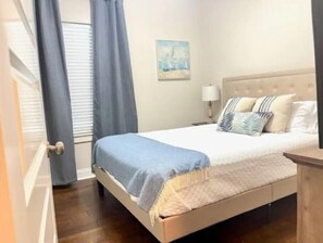 3 bedrooms, iron/ironing board, free WiFi, bed sheets - Spacious 3 BR Downtown Townhouse near Lake & Casinos (Lake Charles)