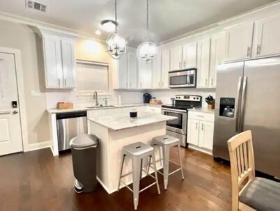Spacious 3 BR Downtown Townhouse near Lake & Casinos