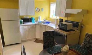 Kühlschrank, Mikrowelle, Wasserkocher mit Kaffee-/Teezubehör