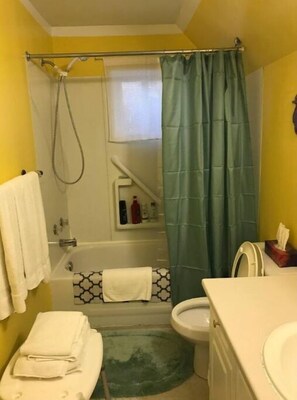 Dusche, Haartrockner, Handtücher, Seife