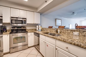 冷蔵庫、電子レンジ、オーブン、コンロ