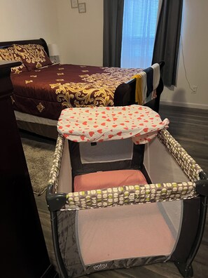 3 slaapkamers, een strijkplank/strijkijzer, reisbedje, gratis wifi