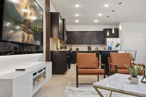 Réfrigérateur, four à micro-ondes, un four, surface de cuisson