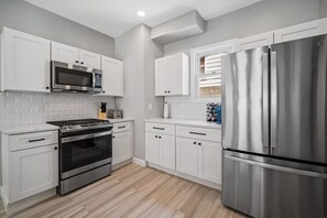 ثلاجة، ميكروويف، فرن، موقد طهي مسطح