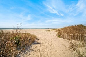 Beach nearby - Just Renovated 4BR home - 1.5 Blocks to the Beach! (Ventnor City)