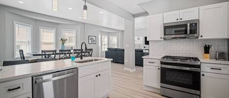 Køleskab, mikrobølgeovn, ovn, kogeplade