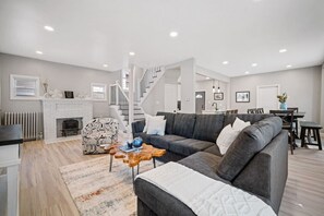 TV, video games - Just Renovated 4BR home - 1.5 Blocks to the Beach! (Ventnor City)