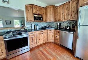 冷蔵庫、電子レンジ、オーブン、コンロ