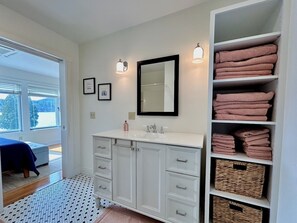 4 bedrooms, WiFi, bed sheets - Lake Buel Waterfront: with Sparkling Views, Fire Pit and Kayaks! (Monterey)
